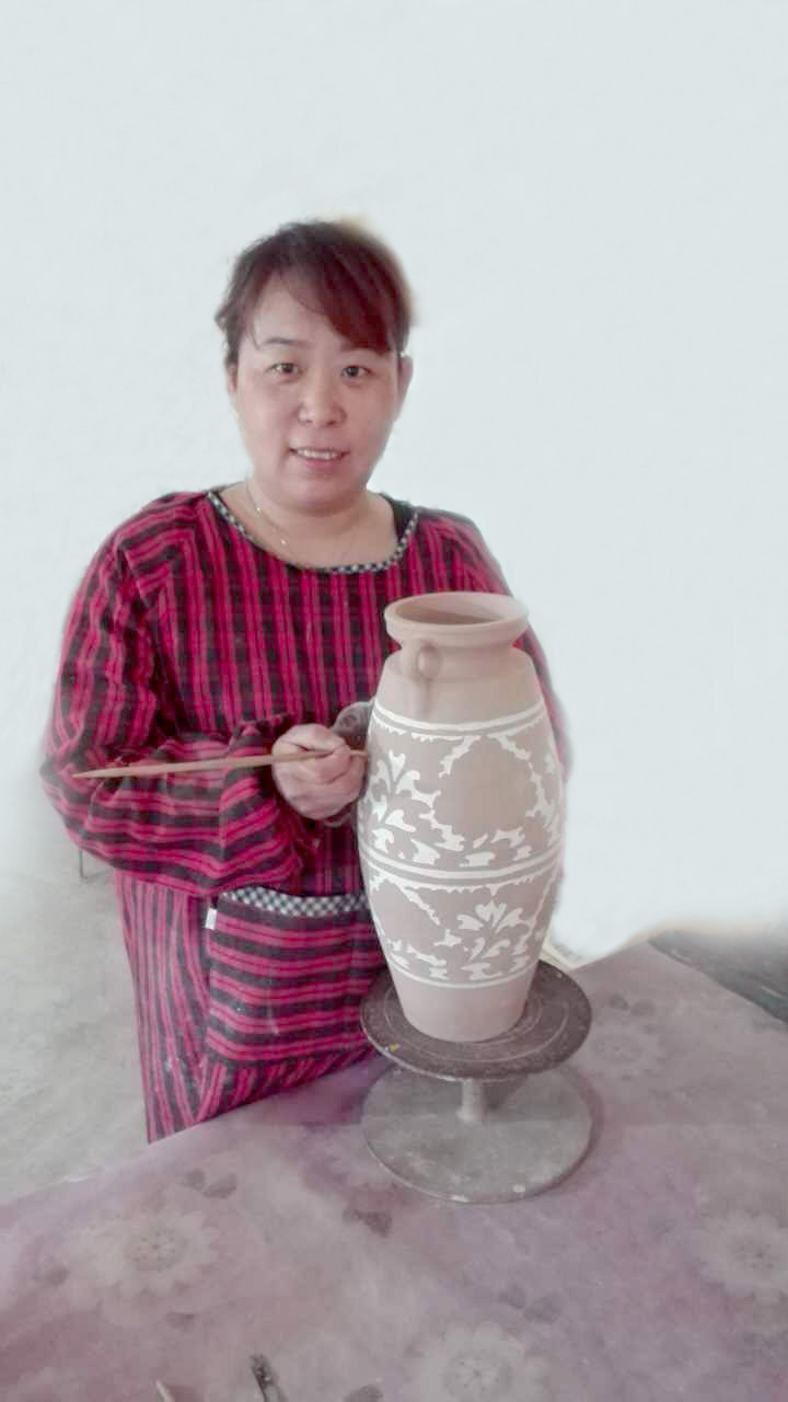 大师简历: 闫亮,女,1974年出生在以瓷为业的家庭,祖辈几代都是做陶瓷的。1990年考入邯郸市陶瓷技校美术专业,1992年毕业就分配到陶瓷厂工作在陶瓷厂曾学过修坯、注浆、施釉等技法。几年以后就随父亲和姐姐在磁州黄家窑古陶坊学习制作宋、元、明等仿古瓷及现代礼品瓷的制作。我学会磁州窑的几种装饰手法,例如:刻、划、添彩、铁绣花、凸线纹等。在刻、划上更为突出。在胎体上能自如的运用手里的竹签随心所欲的绘画,精益求精,细致的追求高档礼品瓷的要求。 获奖情况: 2008年6月,在福建泉州举办的“海丝杯&r