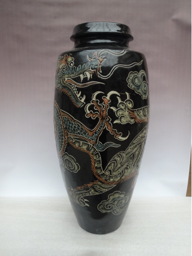 作品名称:《 花釉飞龙飞虎瓶 》创意与工艺:此作品为一件精美的近代