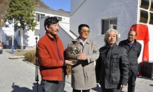河北省陶瓷艺术专业委员会向“画之都”捐赠磁州窑作品