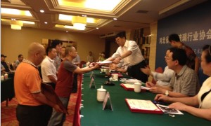 祁春学会长为增补的副会长单位、常务理事单位、理事单位、会员单位颁证授牌